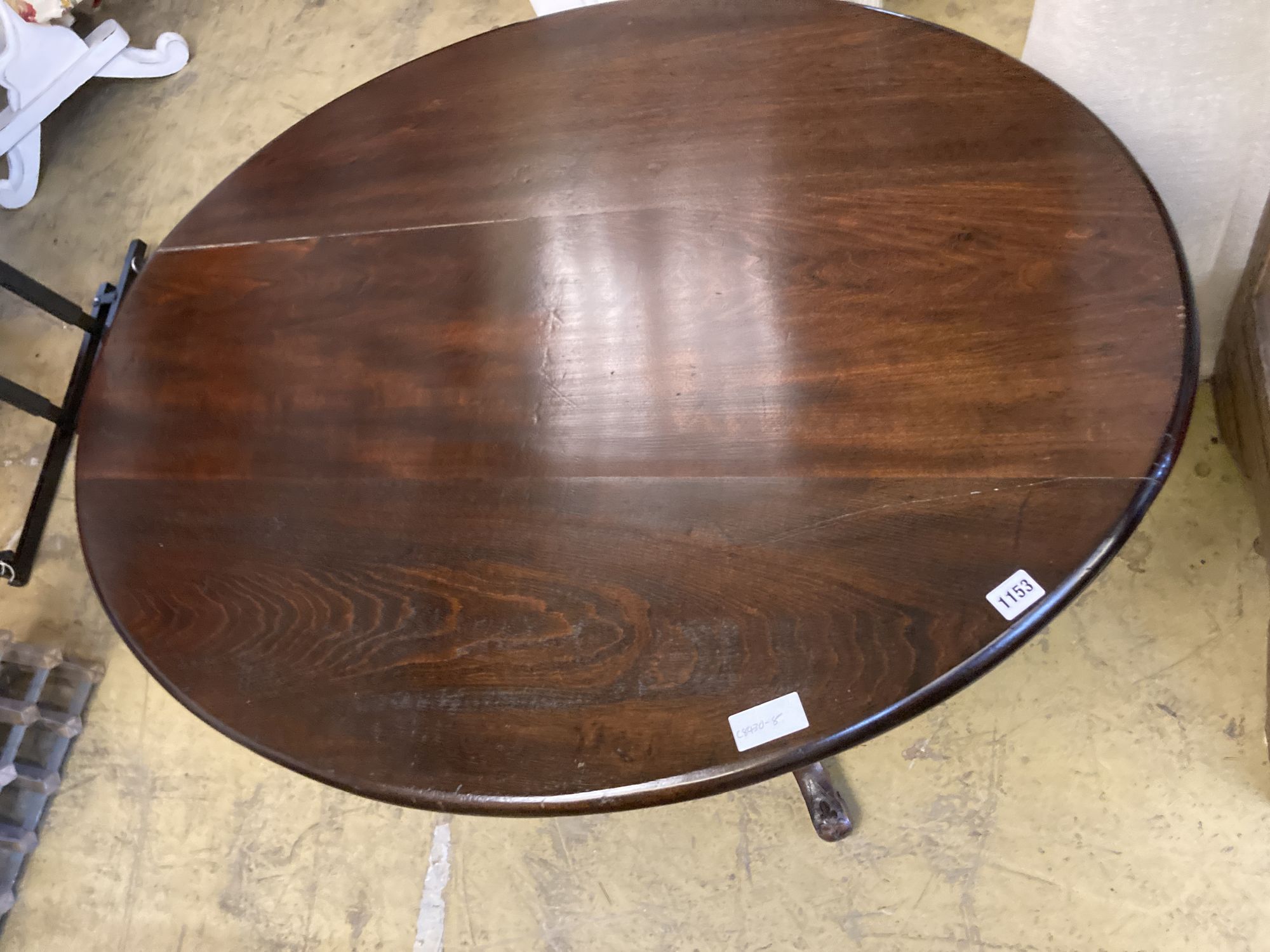 A Victorian oval mahogany tilt top loo table, width 105cm, depth 82cm, height 72cm